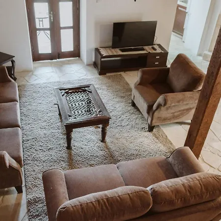 Charming 3-bedroom In Heart Of Vasa Koilaniou Vila *